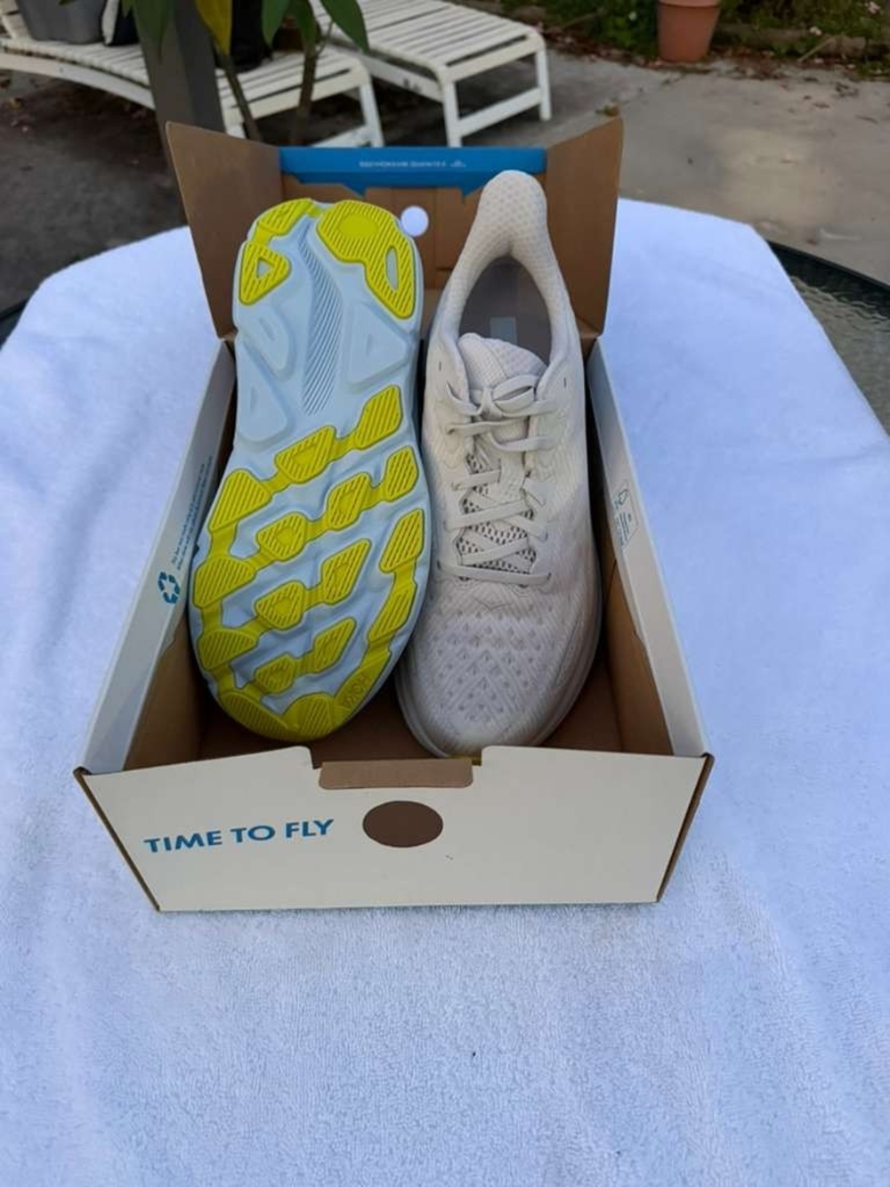 Lightweight Women's Athletic Running Shoes - Cream with Yellow Sole